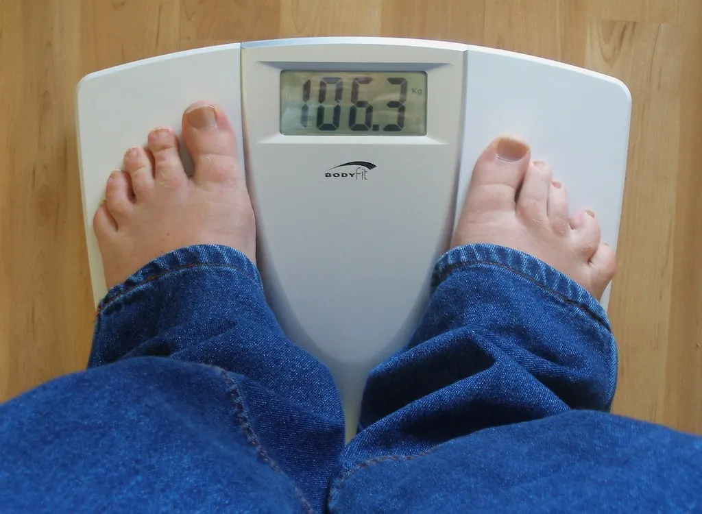 Pés sobre uma balança digital: avaliação para cirurgia bariátrica no Rio de Janeiro